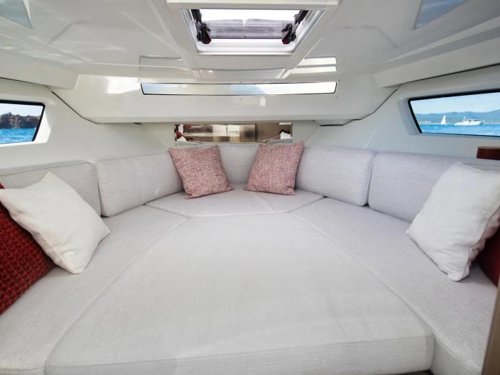 Motorboat hire in Port de Hyères (St Pierre) - Jeanneau Cap Camarat 9.0 WA