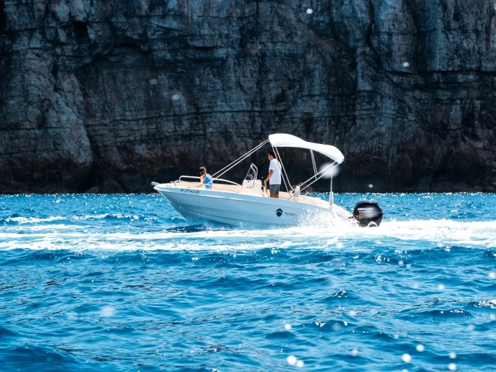 Hire Motorboat Marine with a boat licence