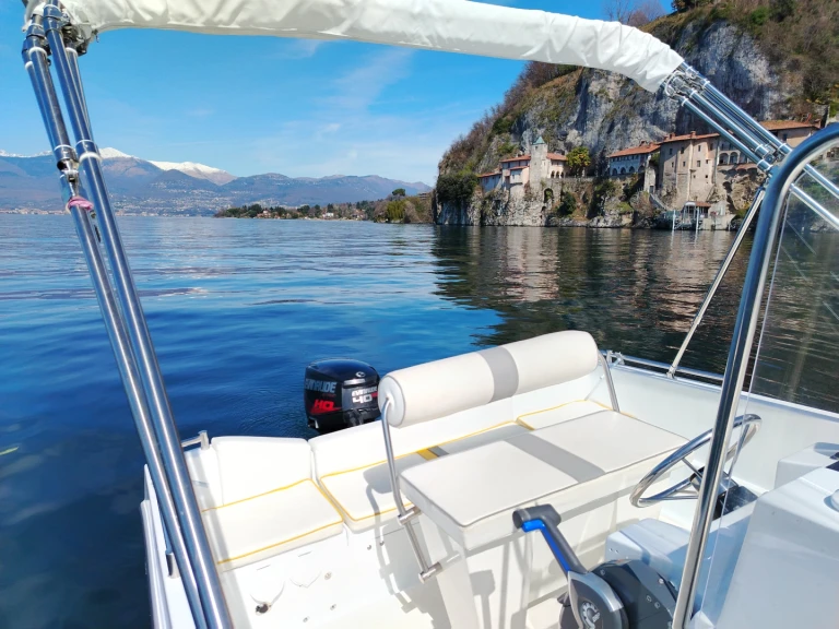 Motorboat to hire Leggiuno at the best price