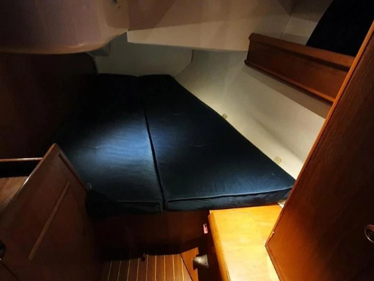 Charter a Jeanneau Sun Odyssey 42.2 in Ajaccio on Samboat