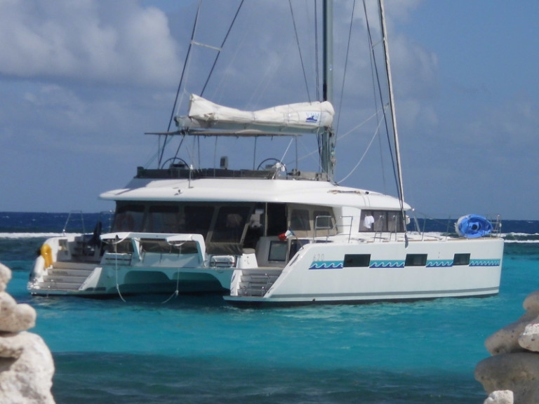 Charter a Lagoon Lagoon 620 in Eden Island on Samboat