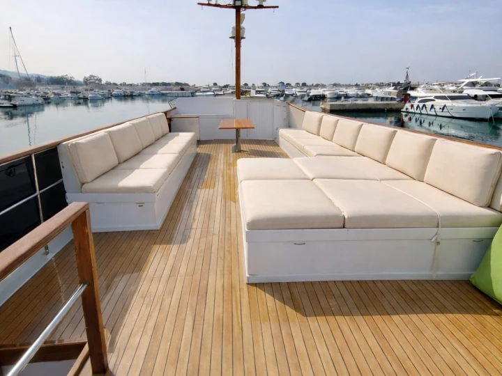 Hire a Grand Banks Grand Banks 72 Alimos