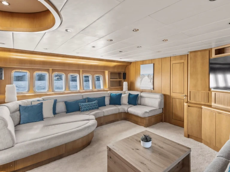 Luxury Yacht to hire Port Grimaud at the best price