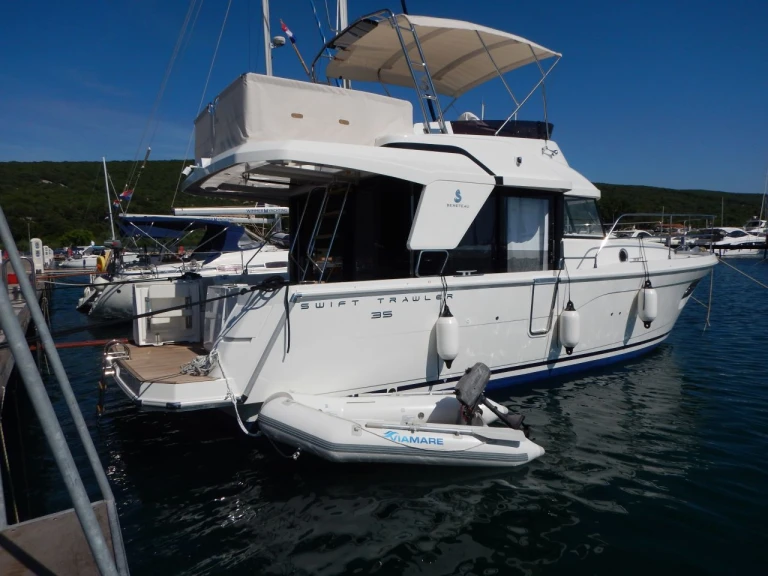 Motorboat hire in Zadar - Bénéteau Swift Trawler 35
