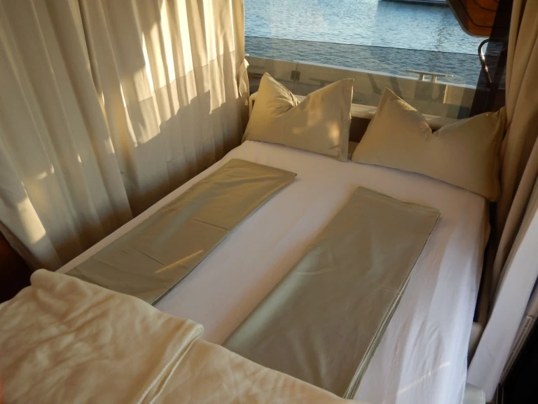 Hire Motorboat Bénéteau with a boat licence