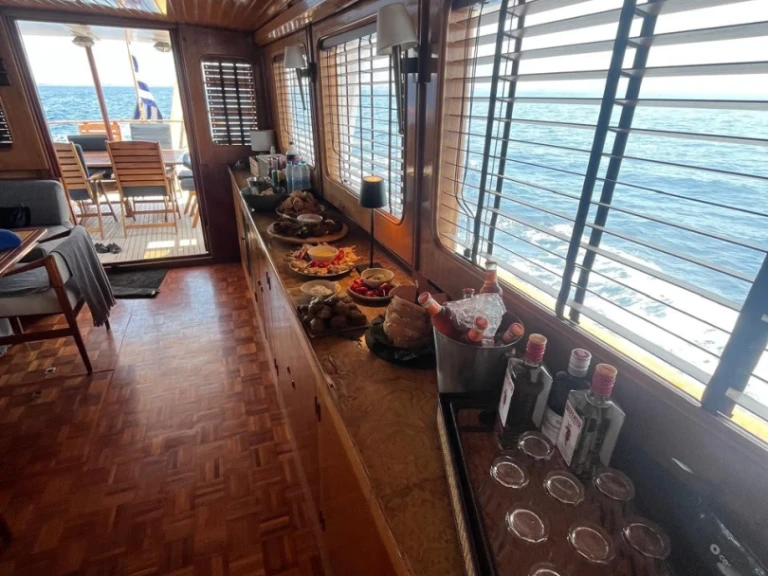 Hire a Grand Banks Grand Banks 72 Alimos