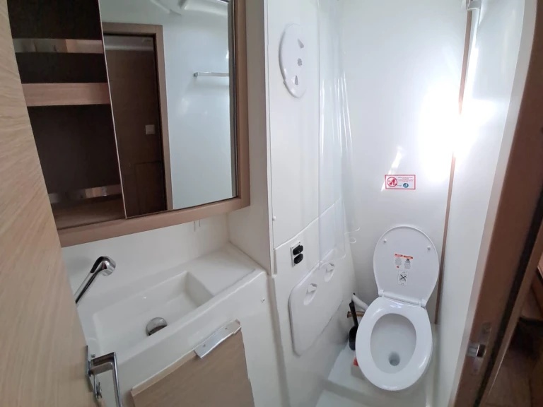 Hire Catamaran Lagoon with a boat licence