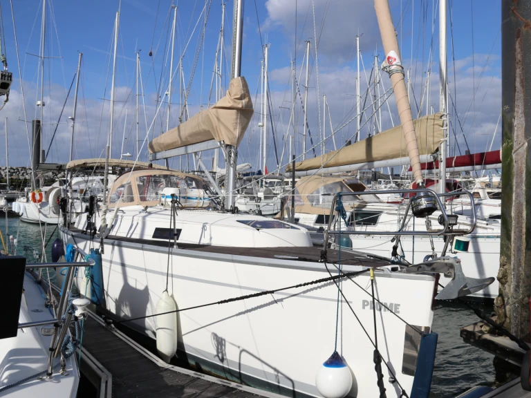 Hire a Bavaria Bavaria 32 Cruiser La Rochelle