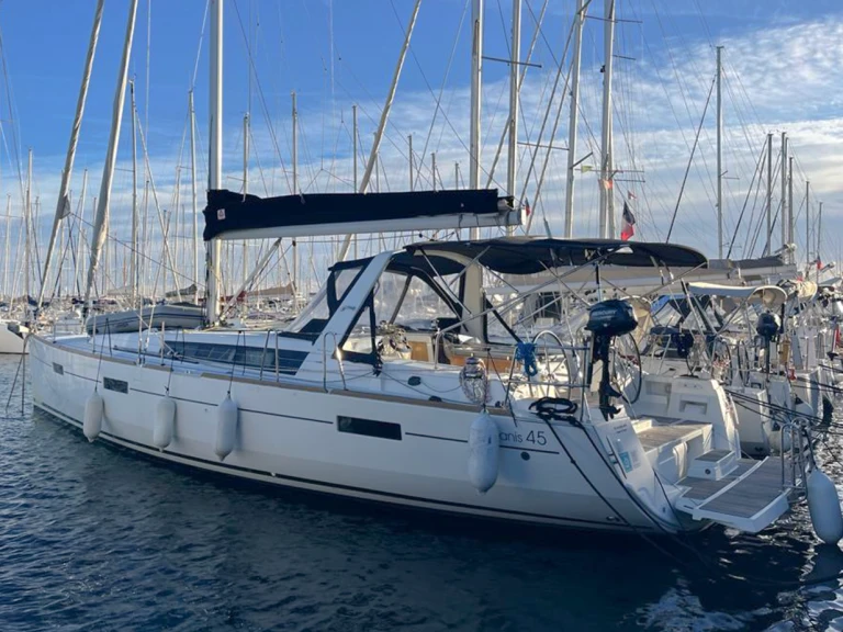 Sailboat hire in Port de Hyères (St Pierre) - Bénéteau Oceanis 45