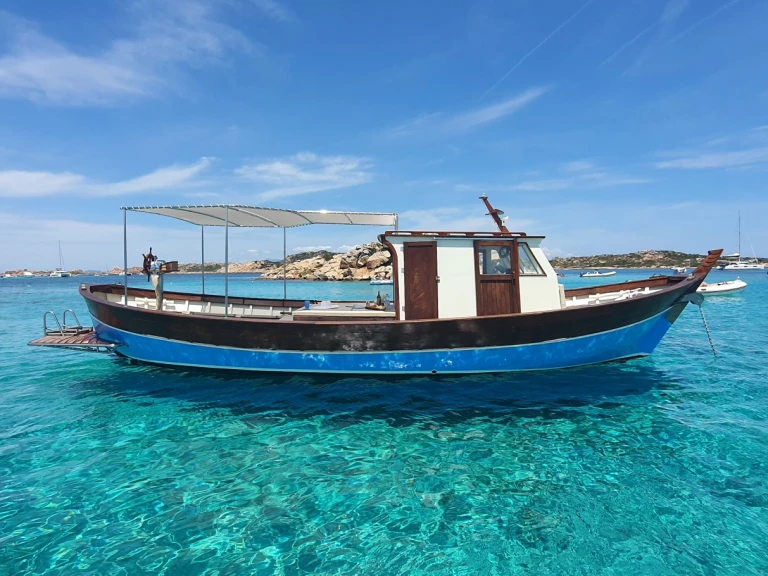 Hire Motorboat Cantiere Demeglio with a boat licence