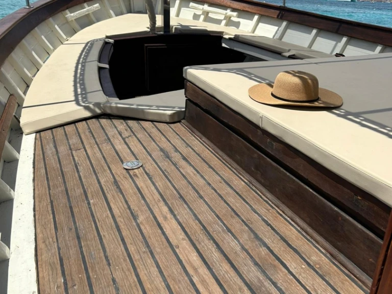 Hire a Cantiere Demeglio Gozzo Storico La Maddalena