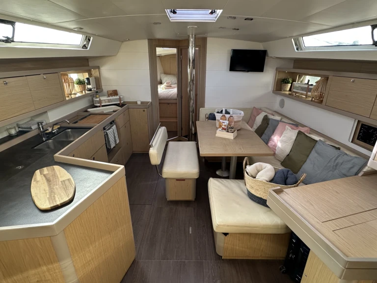 Sailboat to hire Port de Hyères (St Pierre) at the best price