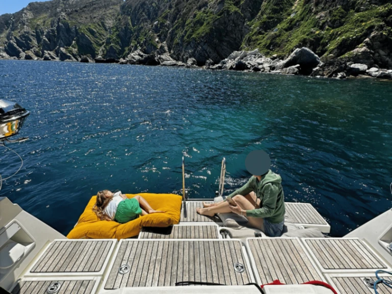 Charter a Bénéteau Oceanis 45 in Port de Hyères (St Pierre) on Samboat