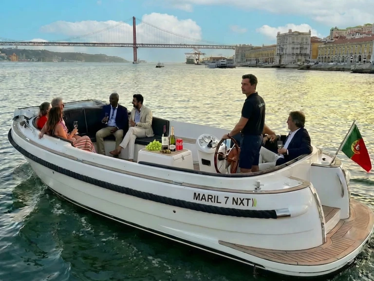 Motorboat hire in Lisbon - Maril 7NXT