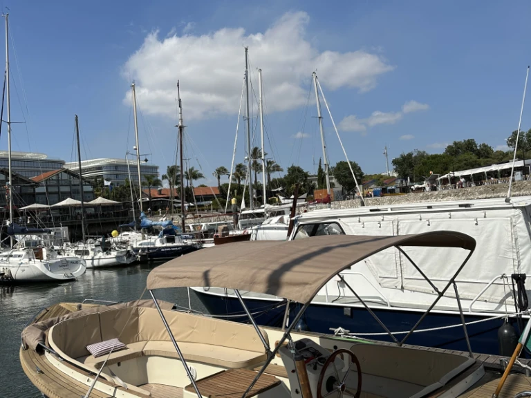 Hire Motorboat Maril with a boat licence