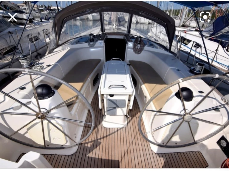 Charter a Bavaria Bavaria 44 in Anavyssos on Samboat