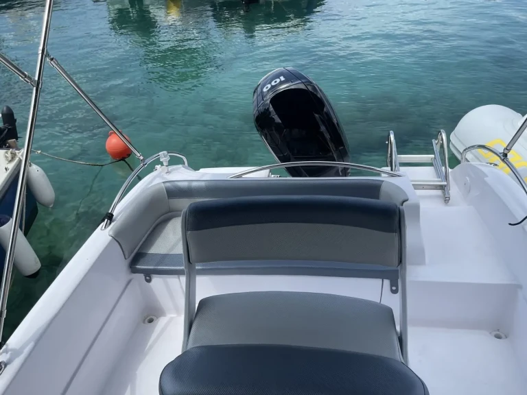 Charter a Bluline Bluline 19 Ft Open in Malinska-Dubašnica on Samboat