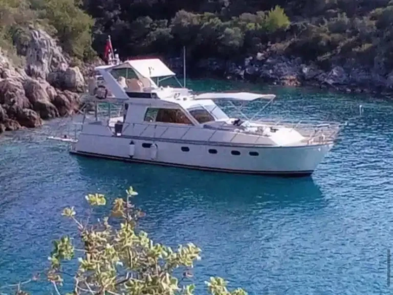 Hire Luxury Yacht Custom with a boat licence