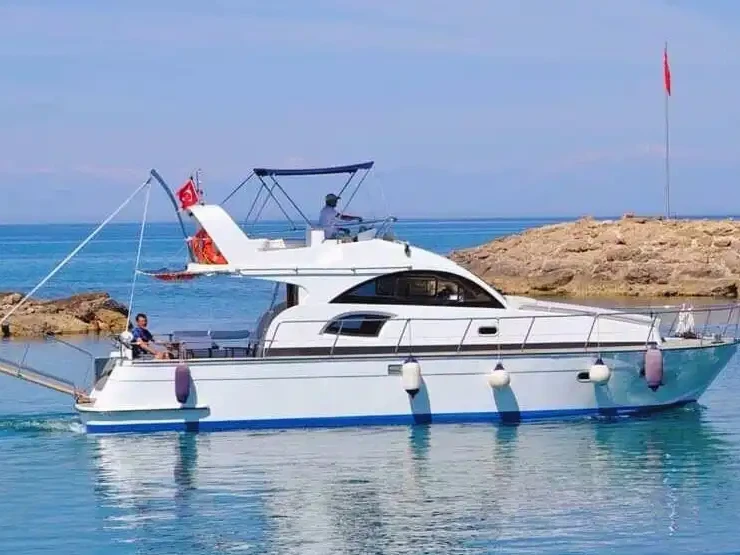 Hire Luxury Yacht with or without skipper Custom Side