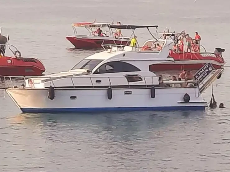 Hire Luxury Yacht Custom with a boat licence
