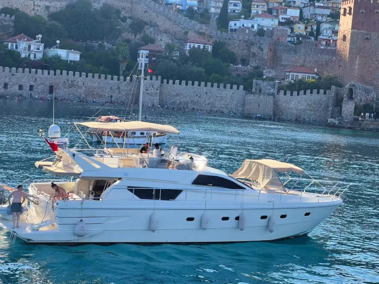 Hire Luxury Yacht Custom with a boat licence