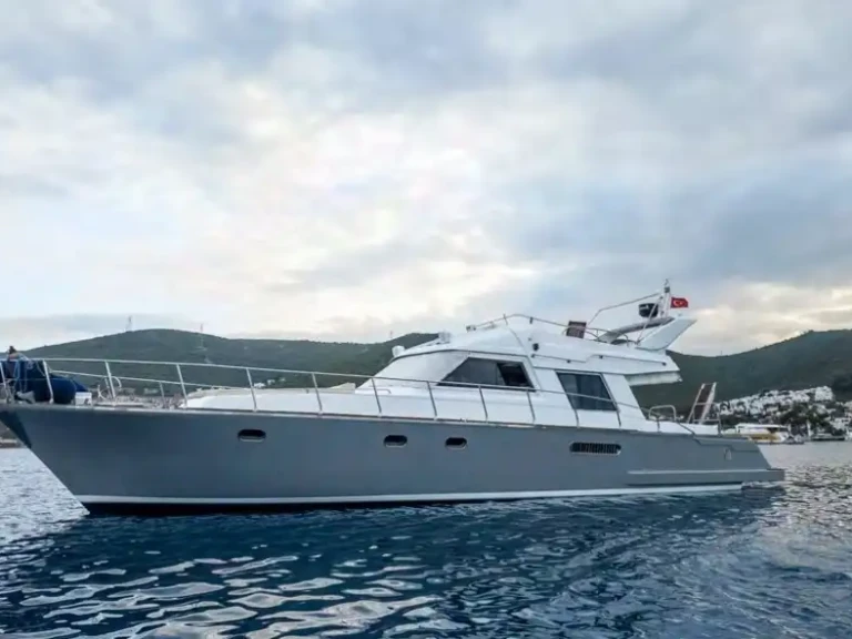 Hire Luxury Yacht Custom with a boat licence