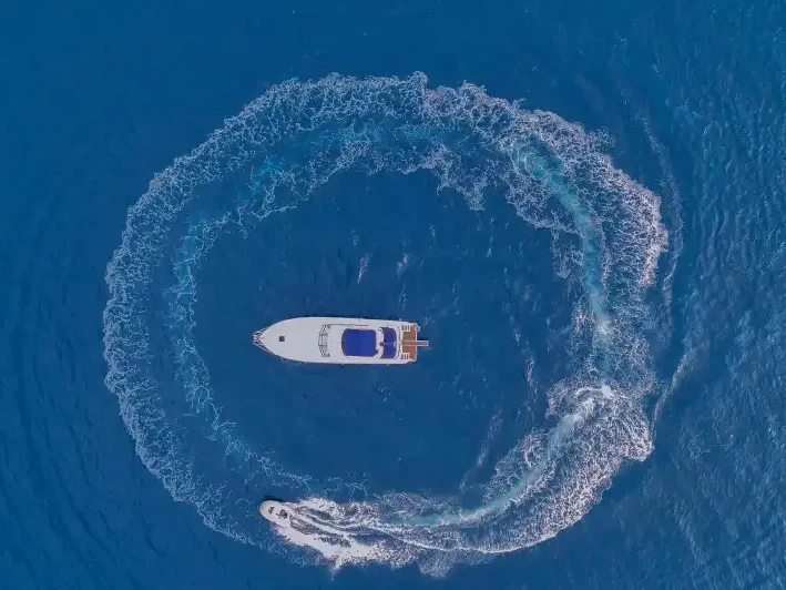 Hire Luxury Yacht Custom with a boat licence