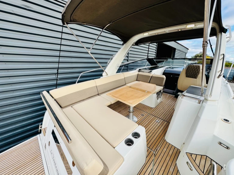 Hire a Jeanneau Leader 30 Fréjus