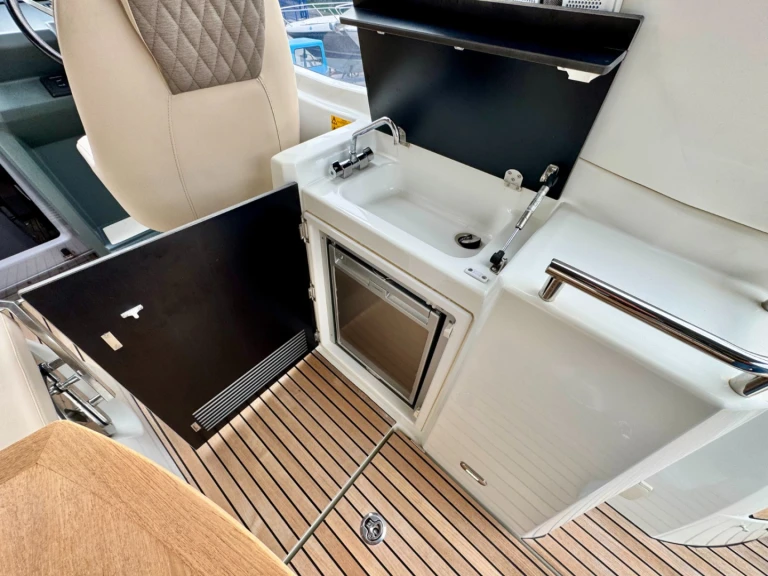 Yacht hire Fréjus cheap Leader 30