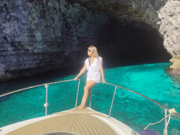 Motorboat hire in Saint Paul's Bay - Sealine Sealine 240