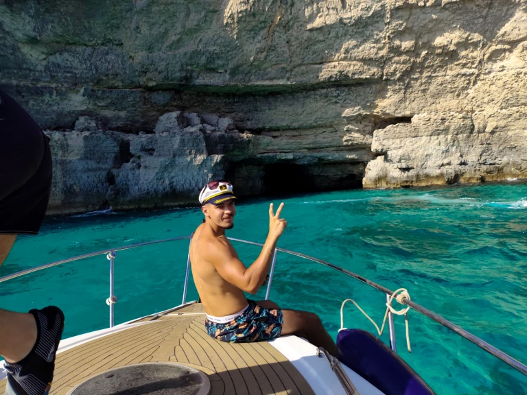 Charter a Sealine Sealine 240 in Saint Paul's Bay on Samboat