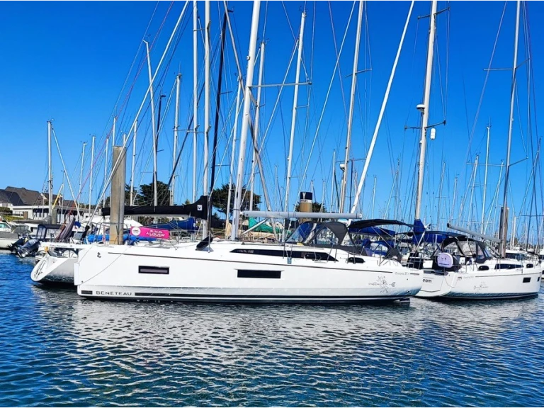 Yacht charter Arzon - Bénéteau Oceanis 37.1 on SamBoat