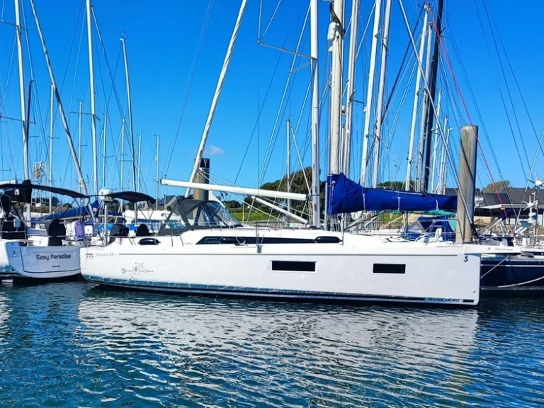 Hire a Bénéteau Oceanis 34.1 Arzon