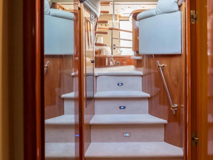 Hire a Sunseeker manhattan fly Rapallo