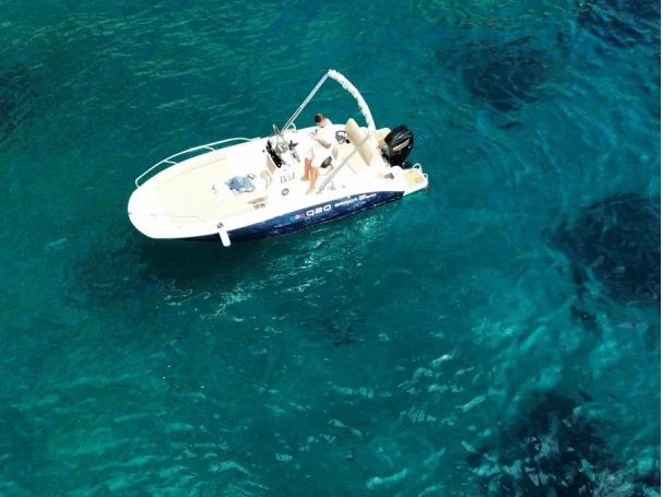 Charter a Barqa Q20 in Sorrento on Samboat