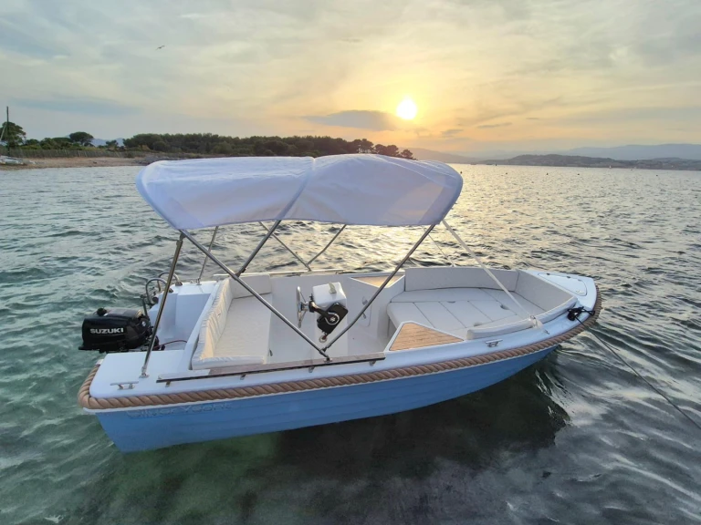 Hire Motorboat Silver with a boat licence