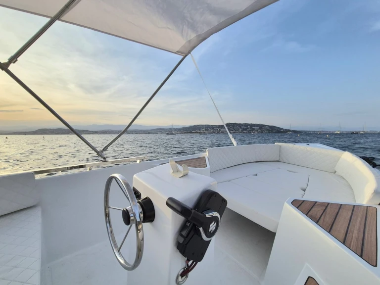 Hire a Silver Silver yacht 495 Cannes