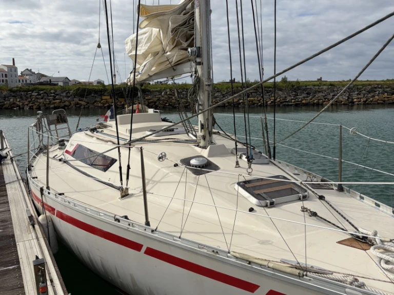Charter a Bénéteau First 30 ES in France on Samboat