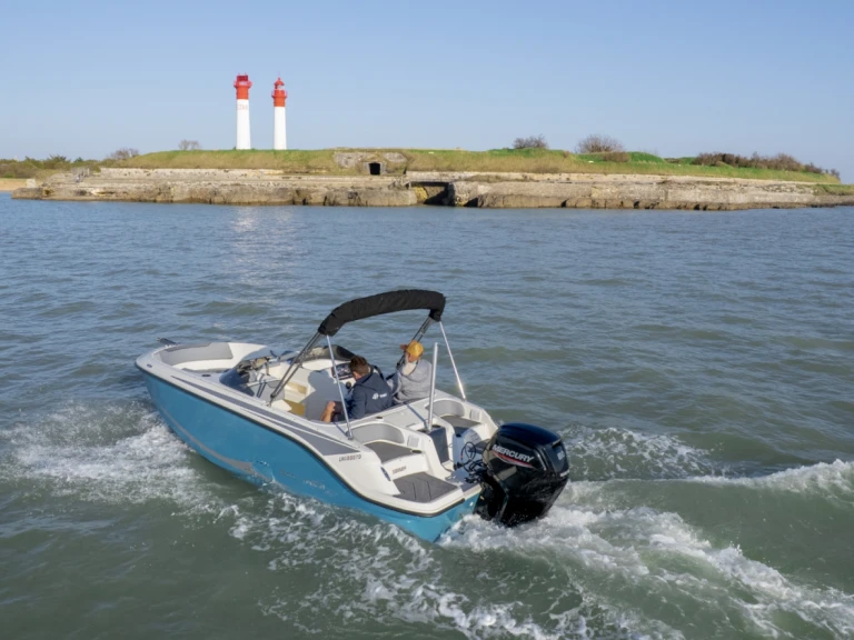 Yacht hire Soubise cheap ELEMENT M17