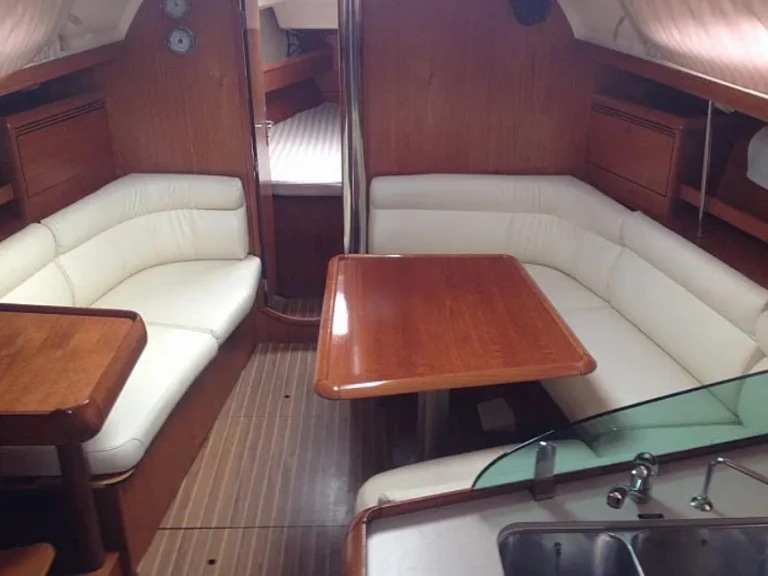 Sailboat hire in Alimos - Jeanneau Sun Odyssey 37