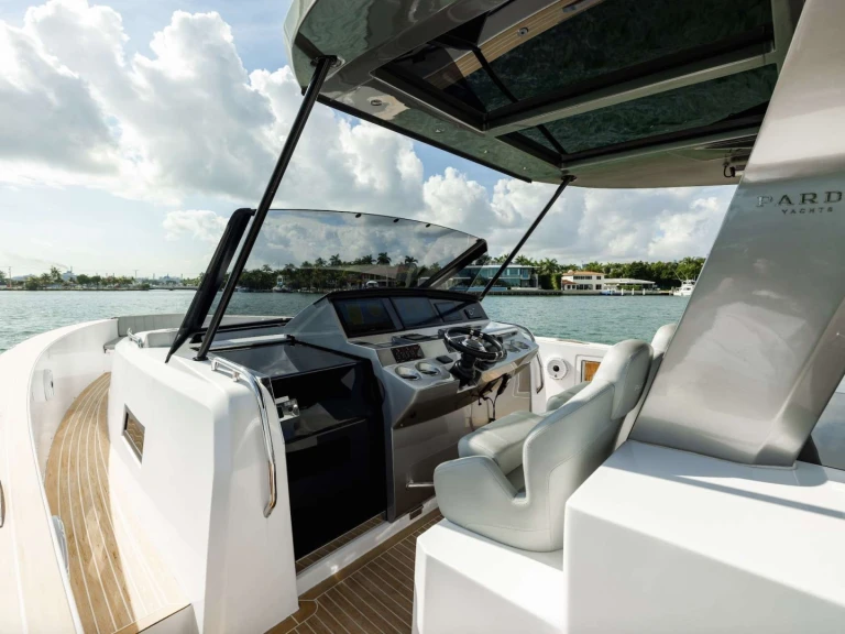 Hire Luxury Yacht Pardo Yachts with a boat licence