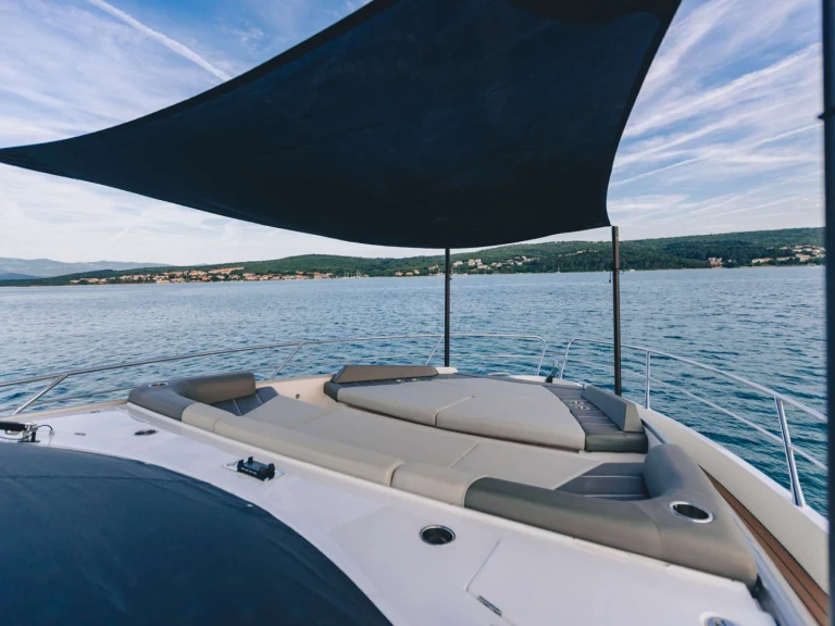Hire Luxury Yacht with or without skipper Sunseeker Novi Vinodolski