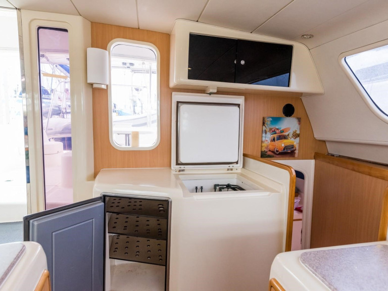 Hire Catamaran Leopard with a boat licence