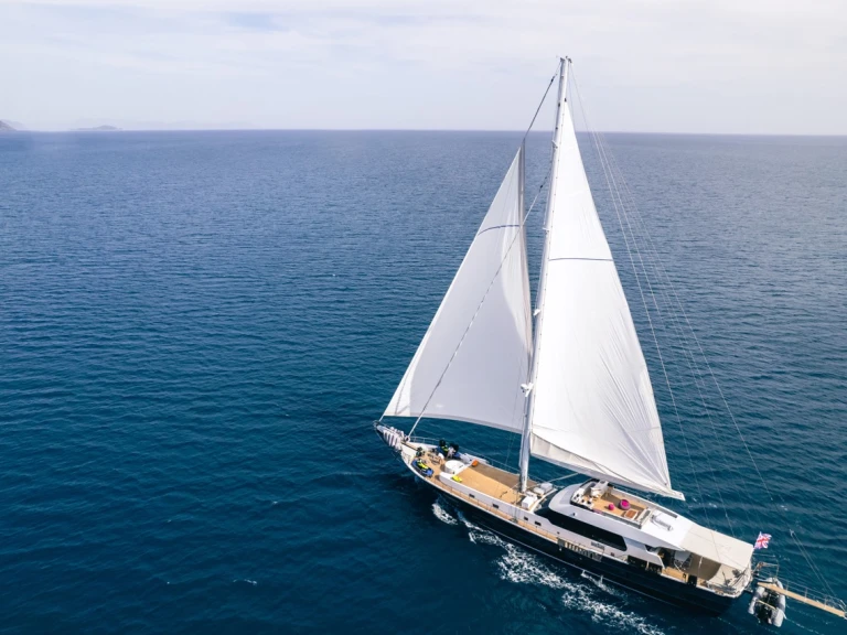 Sailboat to hire Piraeus at the best price