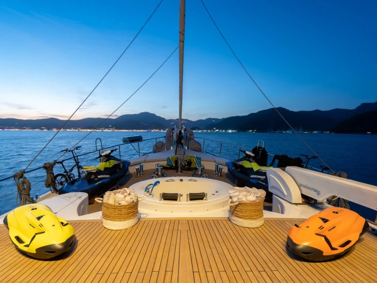 Sailboat hire in Piraeus - Custom Made Good Life