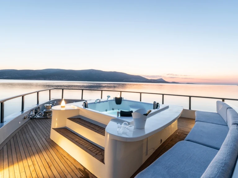 Hire Luxury Yacht Custom Made with a boat licence