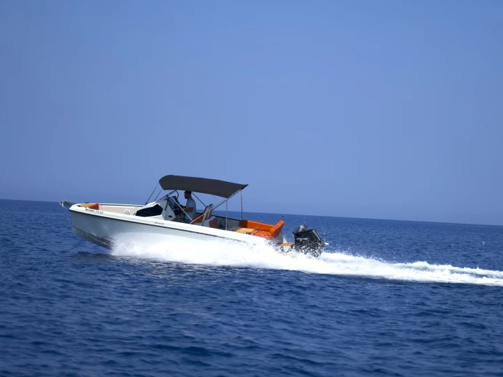 Motorboat hire in Zakynthos - Protagon Space 25
