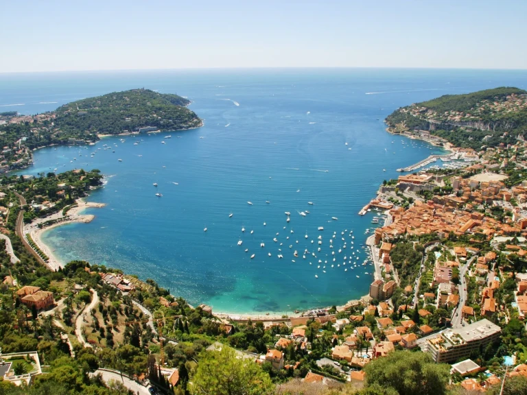Charter a Jeanneau Prestige 34 in Beaulieu-sur-Mer on Samboat