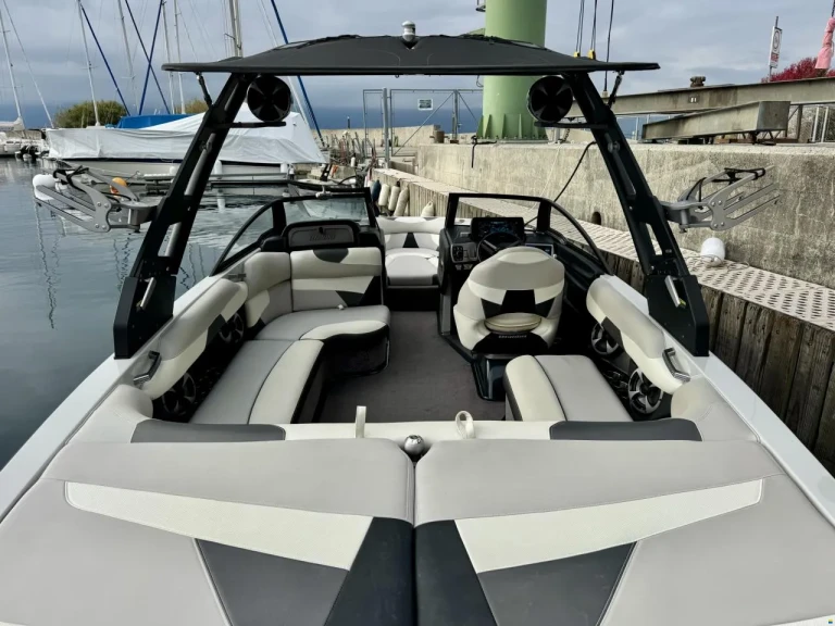 Hire Motorboat Malibu with a boat licence