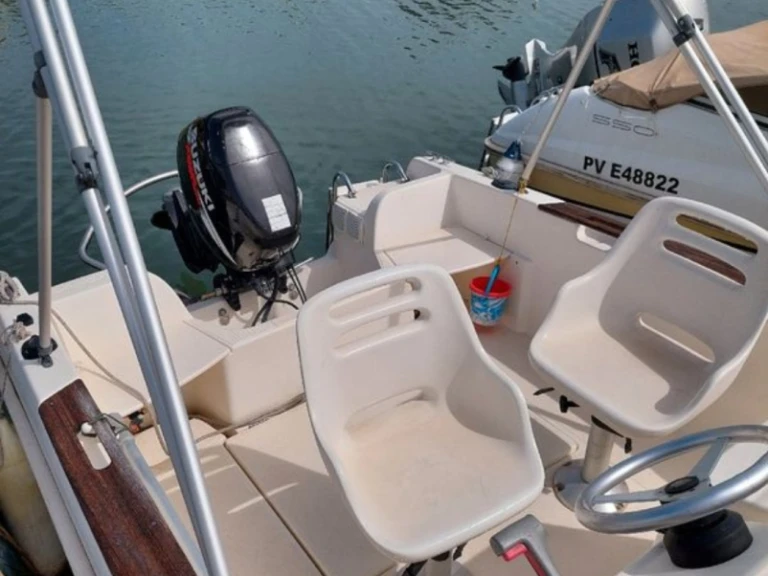 Hire Motorboat Jeanneau with a boat licence